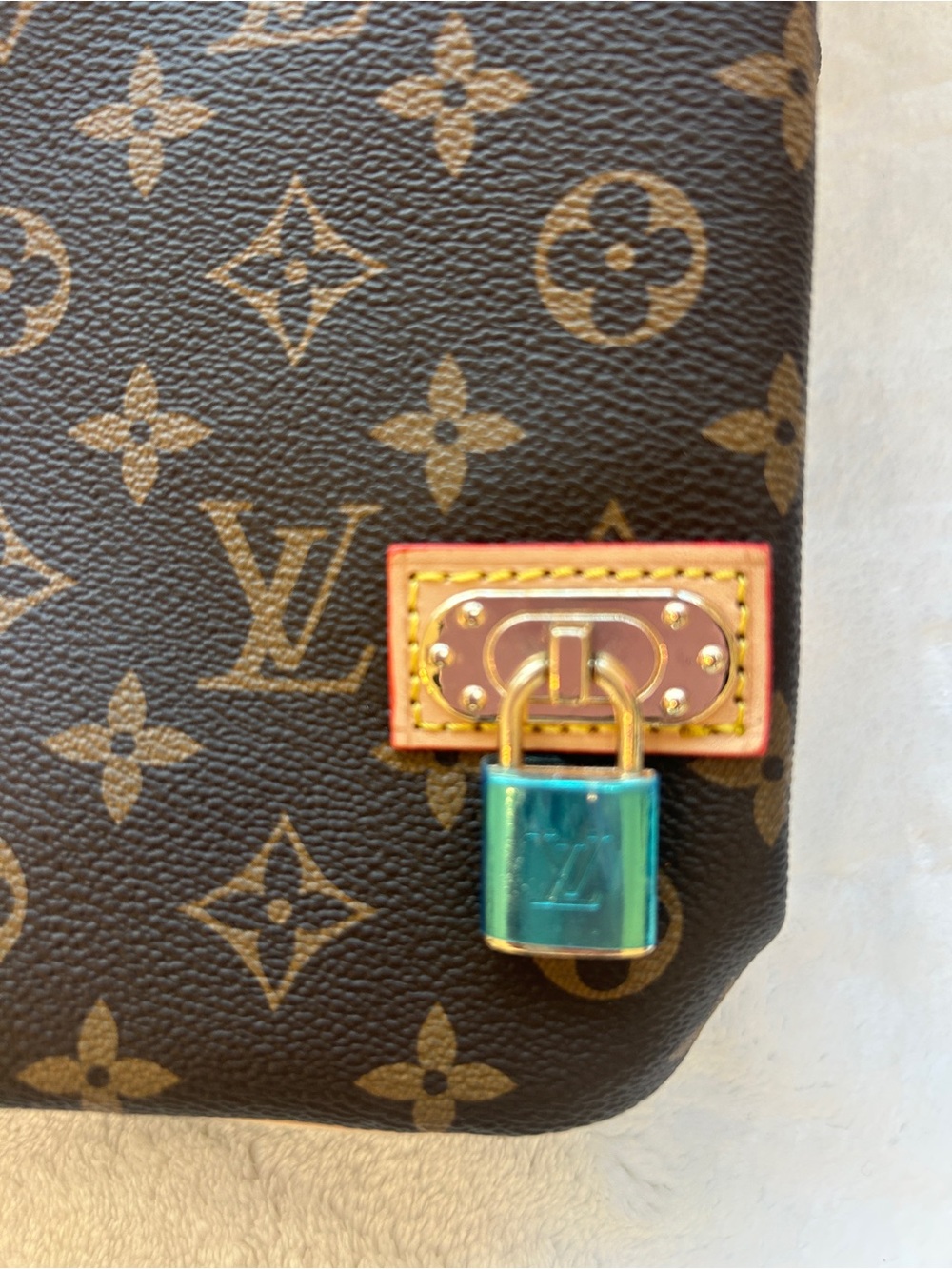 Louis Vuitton - Picture 4 of 9